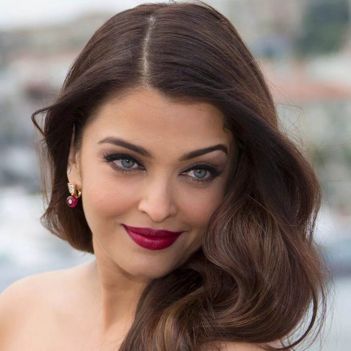 1 Actress Aishwarya Rai Bachchan poses during a photocall for the film Jazbaa at the 68th Cannes Fil